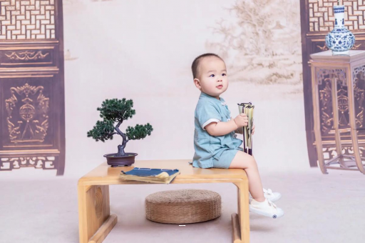 灯塔孕妇尖肚子和圆肚子